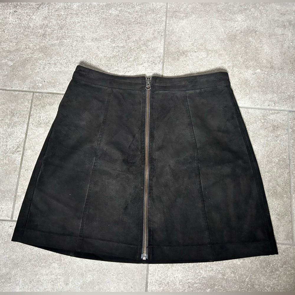 Aritzia Wilfred Free Leah faux suede Black mini skirt size 8